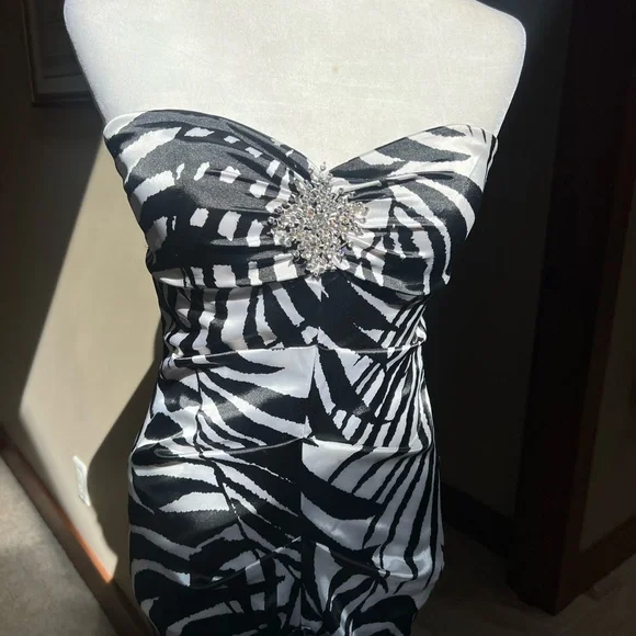 Cache Black 🖤 White Animal zebra 🦓 Botanical Rhinestone Brooch Mermaid Dress - Picture 4 of 15